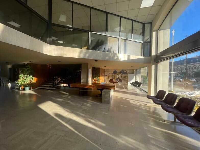 Office in Bordeaux for lease - Lobby - Image 3 of 14