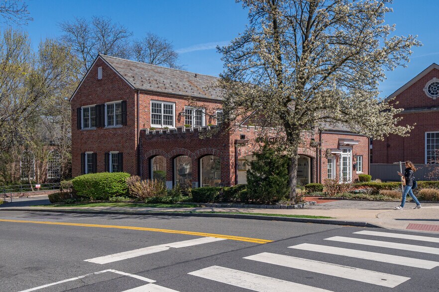 117 Pondfield Rd, Bronxville, NY à vendre - Photo du bâtiment - Image 2 de 12