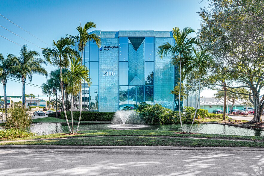 2100 SE Ocean Blvd, Stuart, FL à louer - Photo du bâtiment - Image 3 de 5
