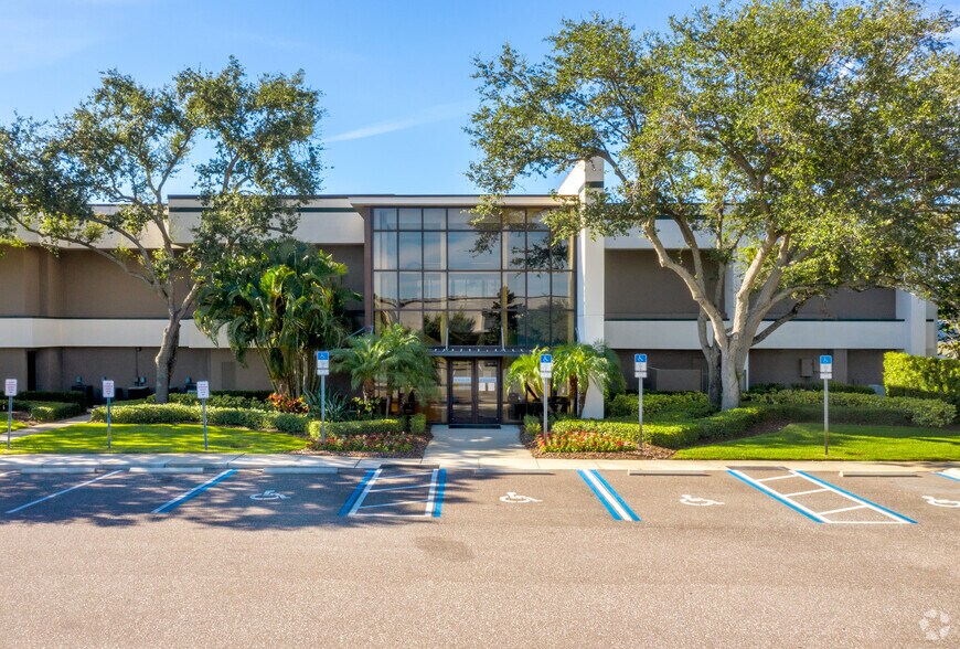 8560 Ulmerton Rd, Largo, FL à louer - Photo du bâtiment - Image 2 de 4