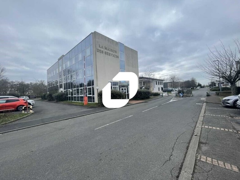 Office in Villejust for lease - Building Photo - Image 1 of 10