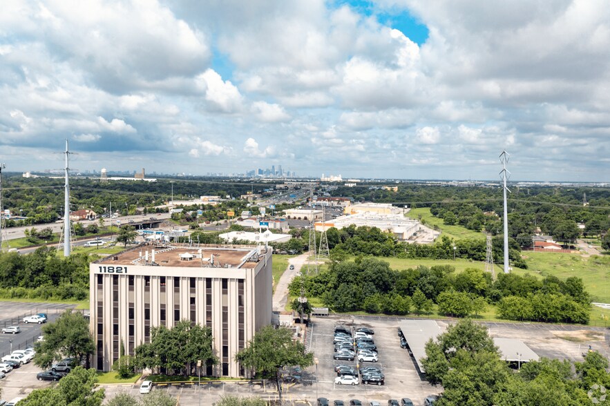 11821 E I-10 Fwy, Houston, TX à louer - Photo du bâtiment - Image 3 de 6
