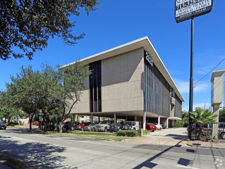 2020 Southwest Fwy, Houston, TX à louer - Photo principale - Image 1 de 7