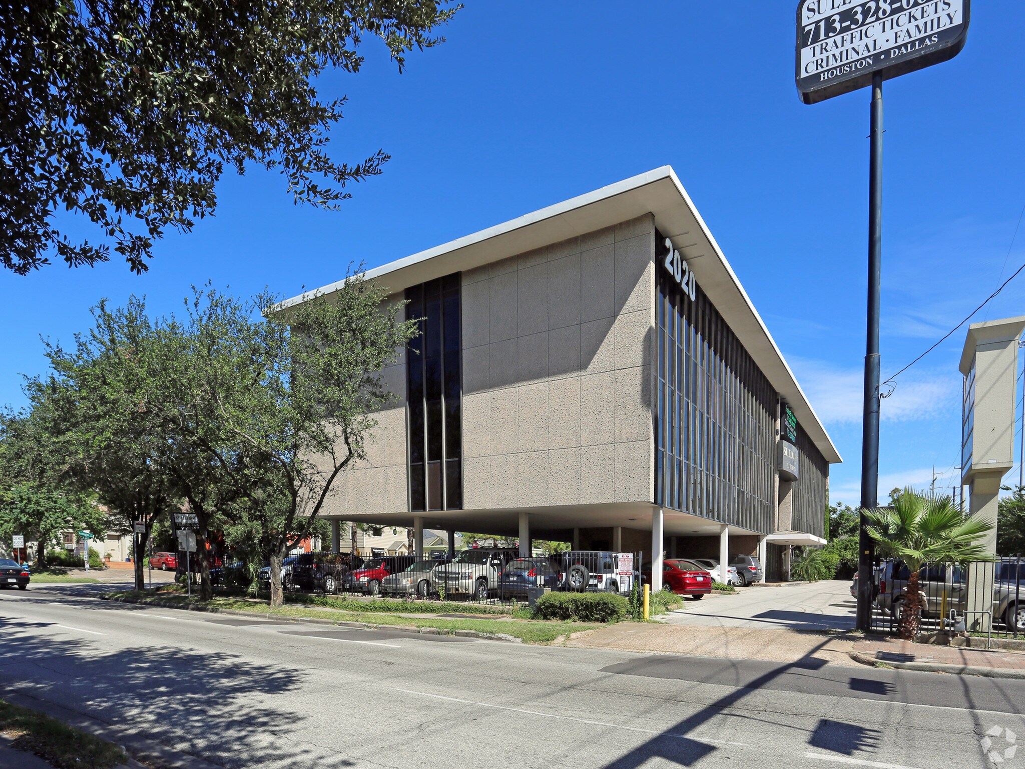 2020 Southwest Fwy, Houston, TX à louer Photo principale- Image 1 de 8