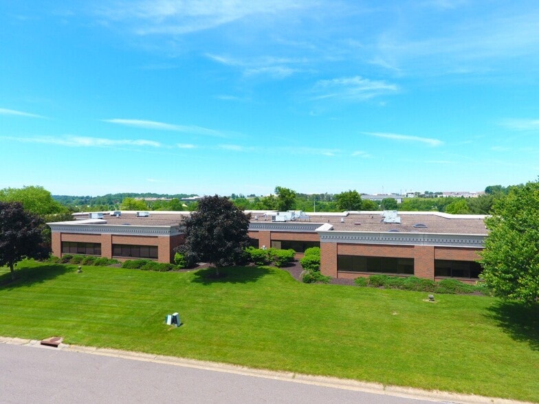 5200 Stoneham Rd, Canton, OH à louer - Photo du bâtiment - Image 1 de 7