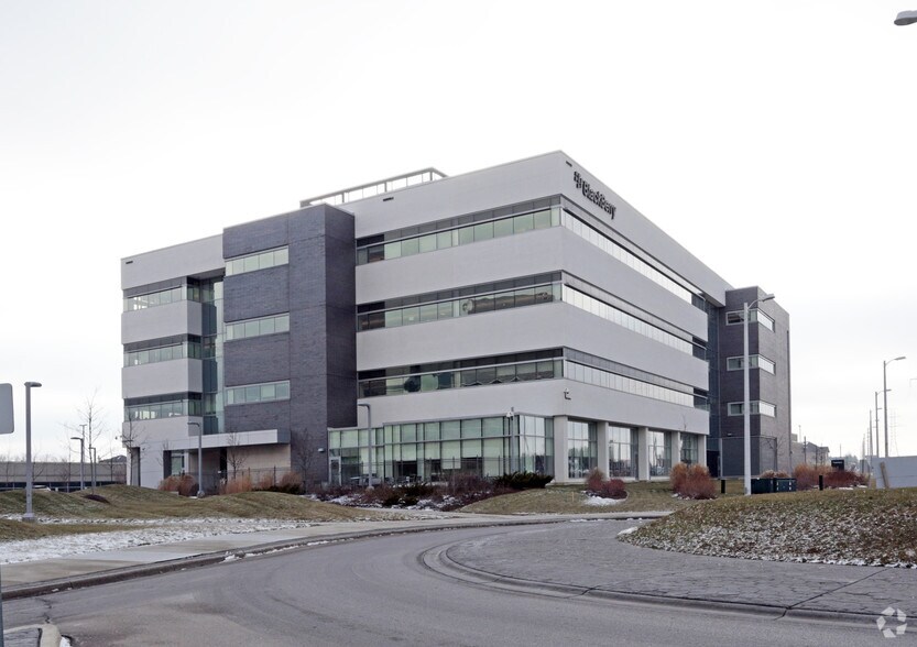 2240 University Ave E, Waterloo, ON à louer - Photo du bâtiment - Image 2 de 3