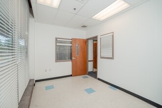 1675 E Seminole St, Springfield, MO for lease Interior Photo- Image 2 of 36