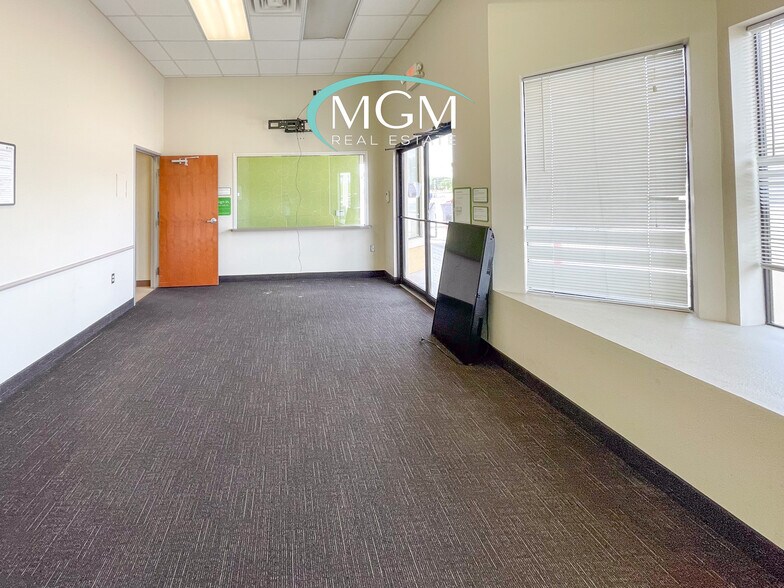 1652 E Houston St, Beeville, TX à louer - Photo du bâtiment - Image 2 de 17