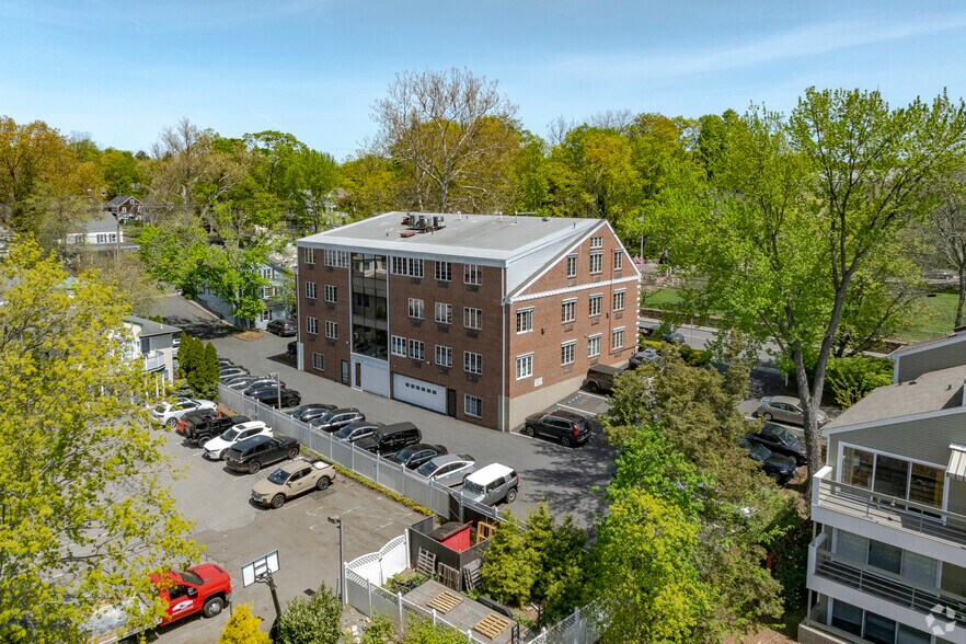 225 Main St, Westport, CT à louer - Photo du bâtiment - Image 3 de 6