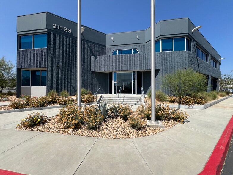 21123 Nordhoff St, Chatsworth, CA à louer - Photo du bâtiment - Image 2 de 27