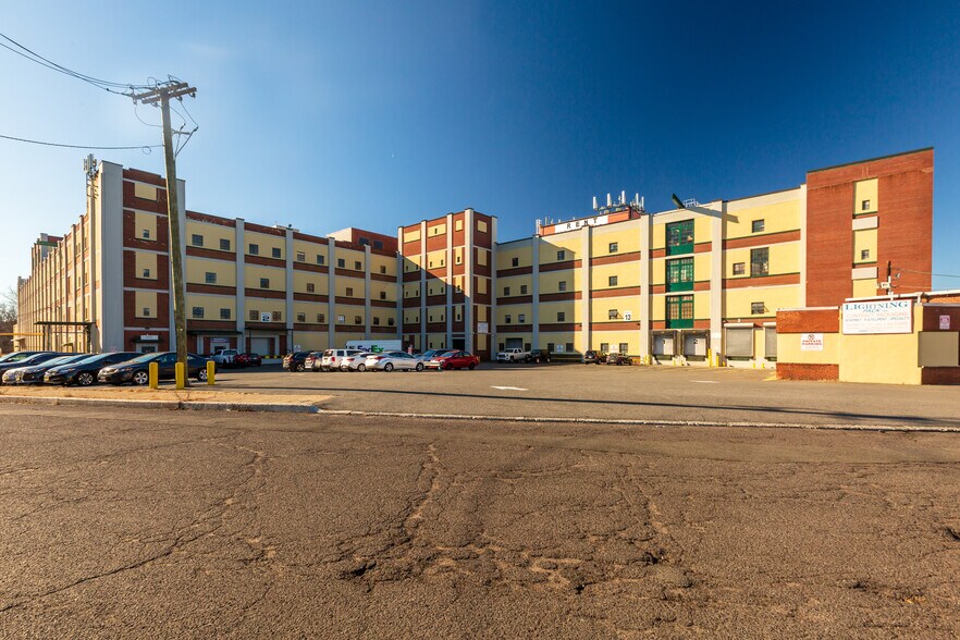 239 Lindbergh Pl, Paterson, NJ à louer - Photo du bâtiment - Image 2 de 15