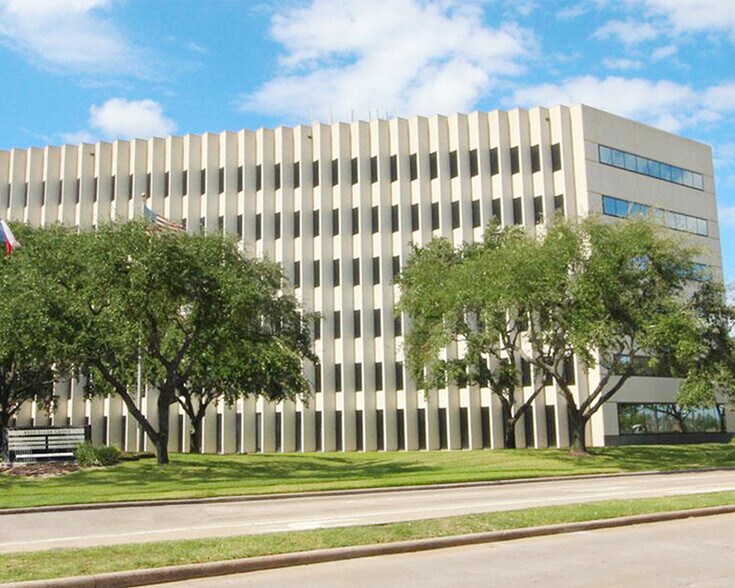 4800 Sugar Grove Blvd, Stafford, TX for lease - Building Photo - Image 1 of 26