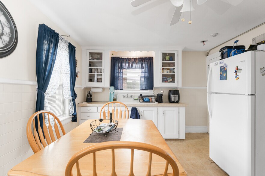 27 Pike St, West Warwick, RI à vendre - Photo du bâtiment - Image 2 de 53