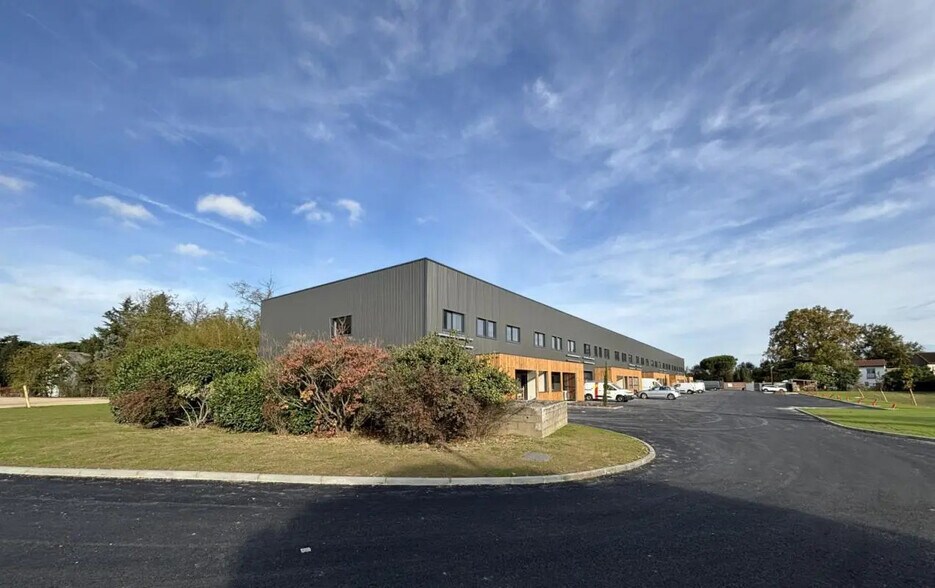 Flex in Launaguet for lease - Building Photo - Image 2 of 23