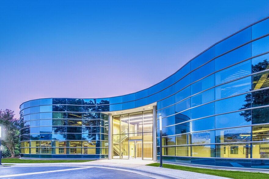 9405 Arrowpoint Blvd, Charlotte, NC à louer - Photo du bâtiment - Image 2 de 8