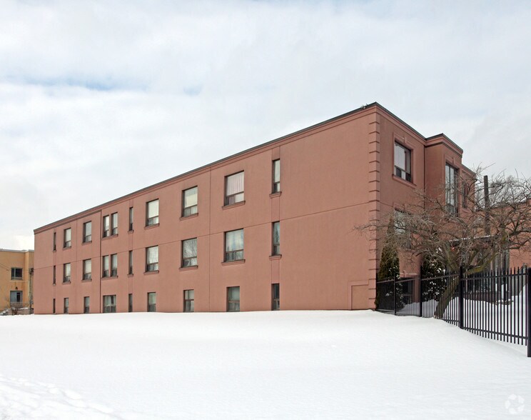 640 Kennedy Rd, Toronto, ON à vendre - Photo du bâtiment - Image 2 de 2