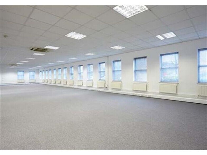 18 Concorde Rd, Patchway à louer - Photo du bâtiment - Image 2 de 8