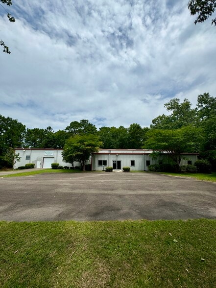 3138 Industry Dr, North Charleston, SC for lease - Primary Photo - Image 1 of 7