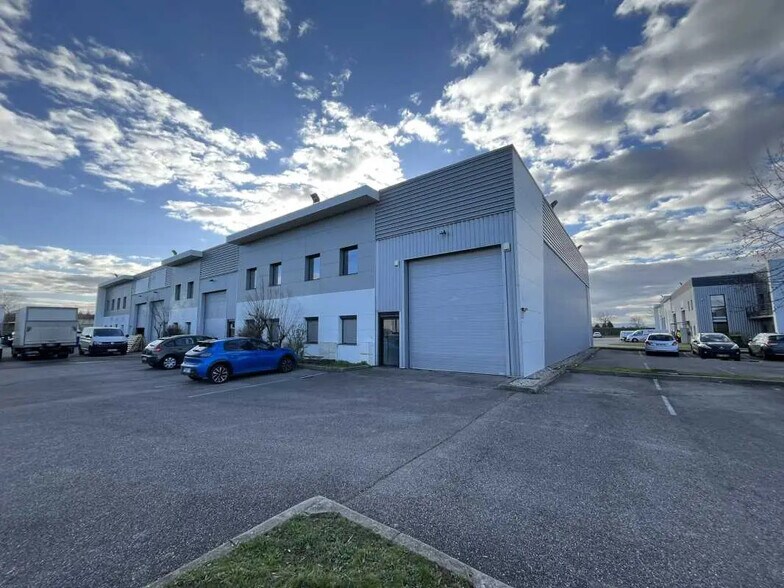Flex dans Saint-Priest à louer - Photo du bâtiment - Image 2 de 25