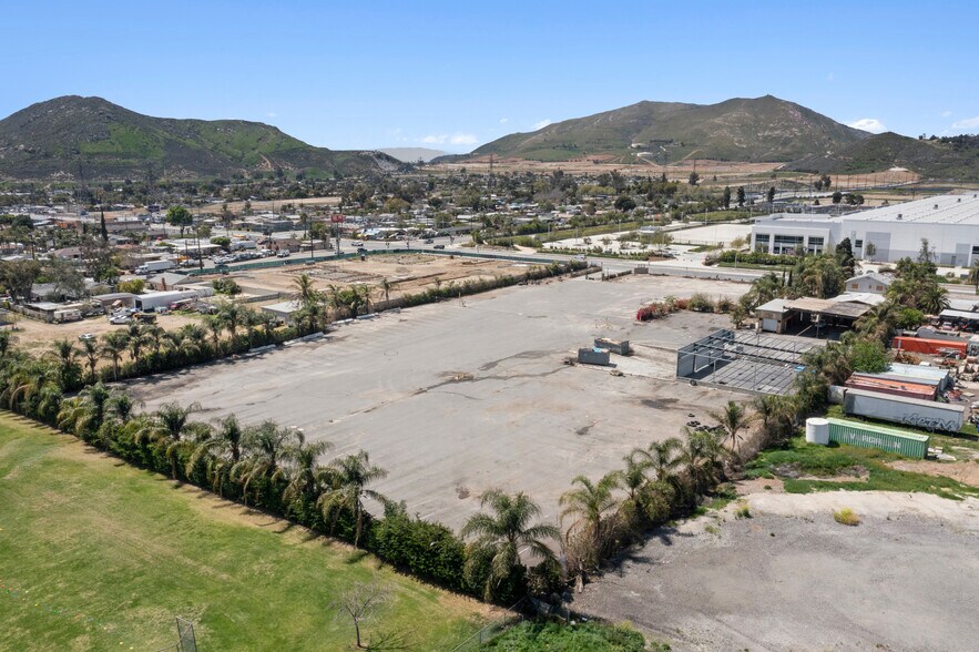 11205 Cedar Ave, Bloomington, CA à vendre - Photo du bâtiment - Image 2 de 9