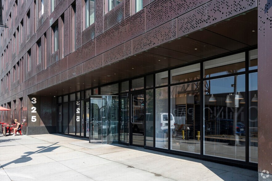 325 Kent Ave, Brooklyn, NY à louer - Photo du bâtiment - Image 3 de 6