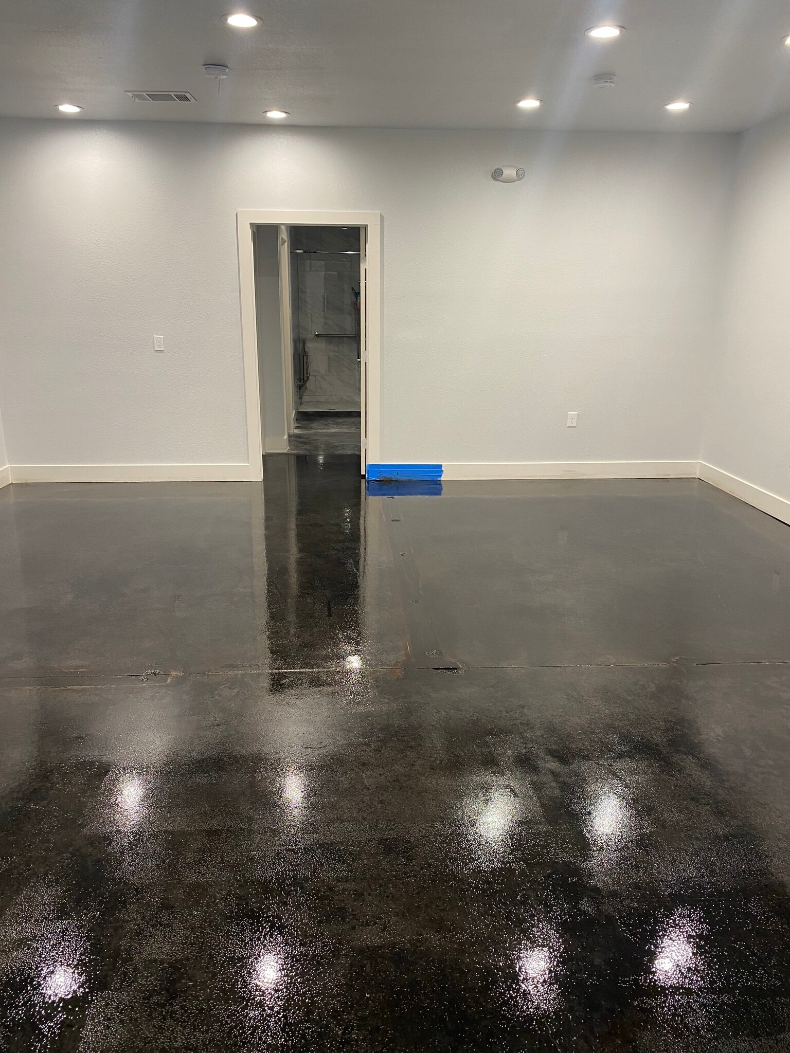 2105 Vilbig Rd, Dallas, TX for lease Interior Photo- Image 1 of 4