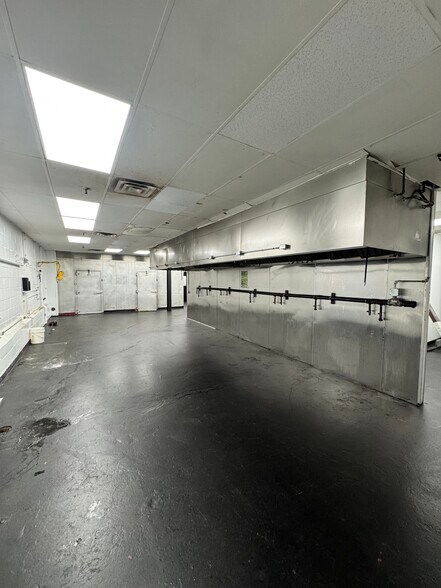 149-18 Guy R Brewer Blvd, Jamaica, NY à vendre - Photo du bâtiment - Image 3 de 7