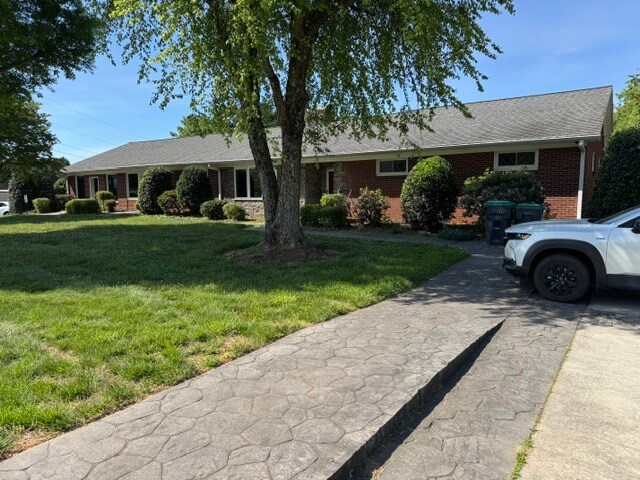 4909 Boone Trl, Millers Creek, NC à vendre - Photo du bâtiment - Image 1 de 27