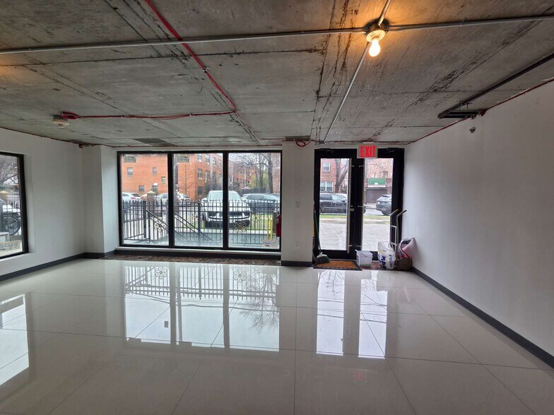14712 Roosevelt Ave, Flushing, NY à louer - Photo du bâtiment - Image 2 de 7