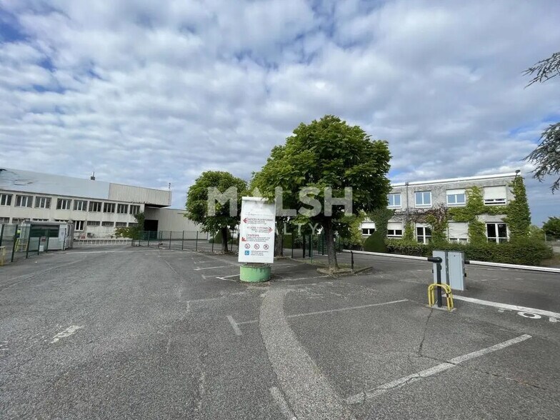 Flex dans Saint-Priest à louer - Photo du bâtiment - Image 3 de 17