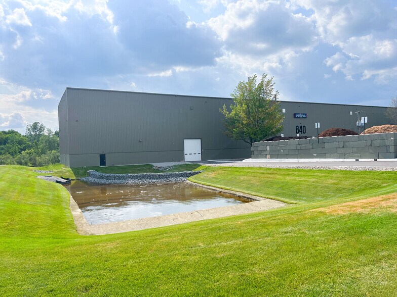 840 Rickett Rd, Brighton, MI à louer - Photo principale - Image 1 de 4