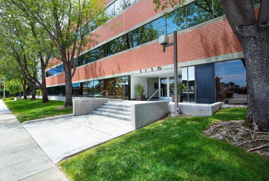 3130 La Selva St, San Mateo, CA à louer - Photo du bâtiment - Image 3 de 6