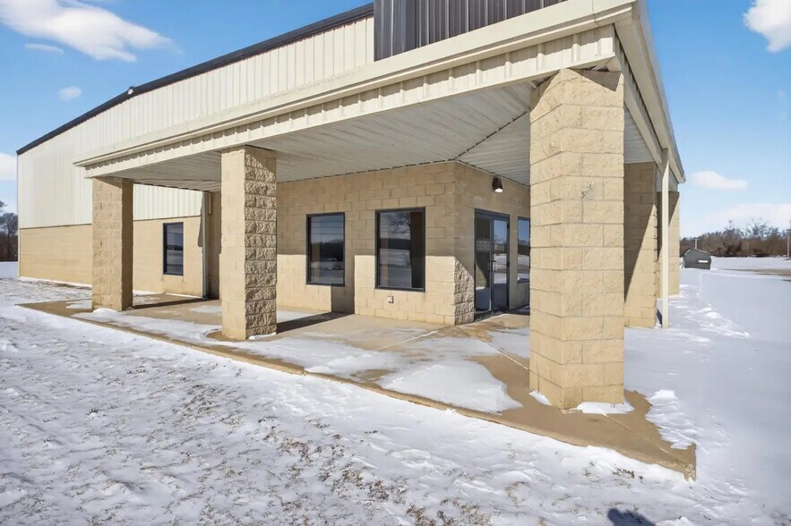 8080 Matthews Hwy, Tecumseh, MI à vendre - Photo du bâtiment - Image 2 de 7