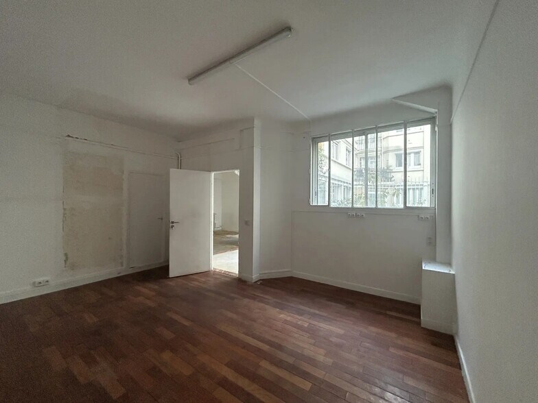 13 Rue Versigny, Paris for lease - Building Photo - Image 2 of 6