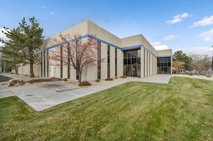 2222 College Pkwy, Carson City, NV à louer - Photo du bâtiment - Image 2 de 3