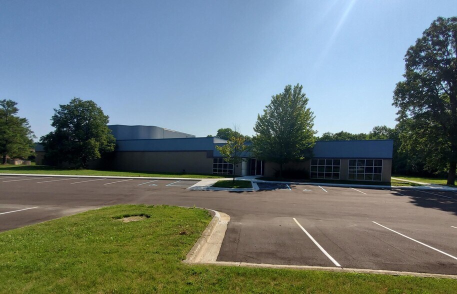 5075 Venture Dr, Ann Arbor, MI à louer - Photo du bâtiment - Image 1 de 3
