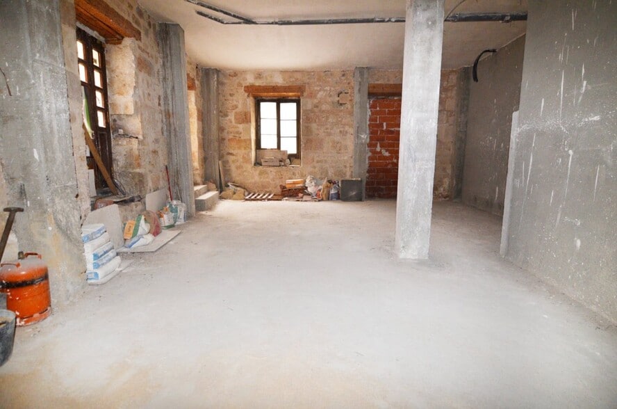 Retail in Salamanca for lease - Building Photo - Image 3 of 50