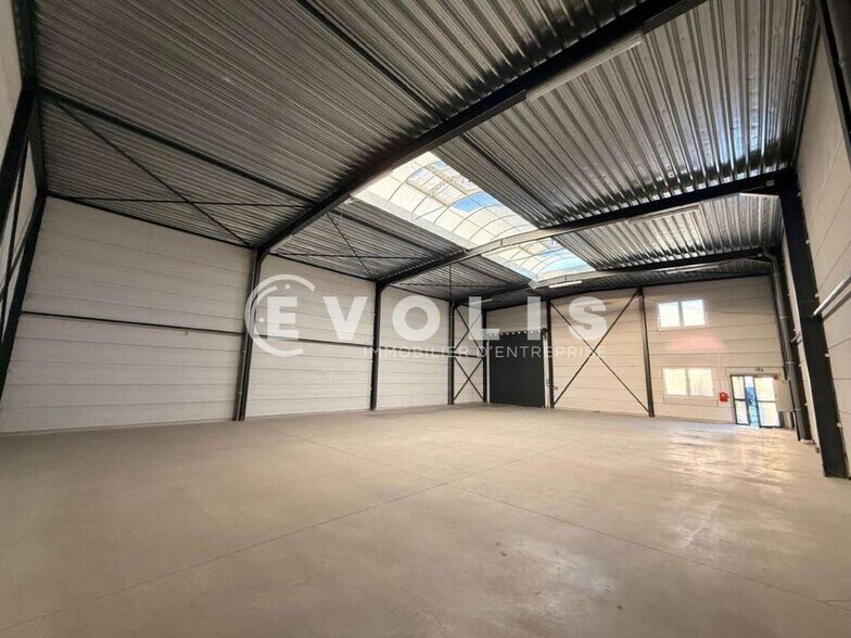 Flex in Tourcoing for lease - Interior Photo - Image 2 of 7