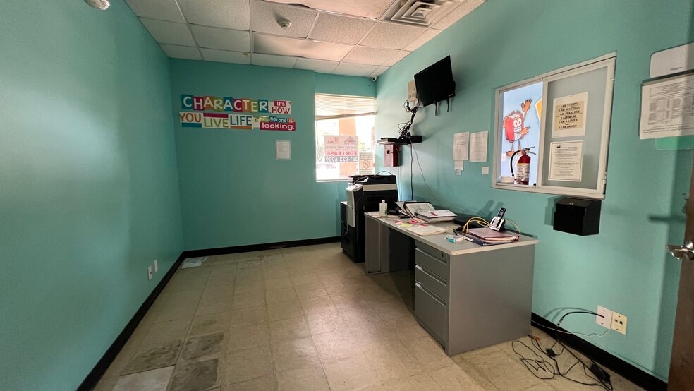 7138-7142 Cole Creek Dr, Houston, TX for lease - Building Photo - Image 2 of 13