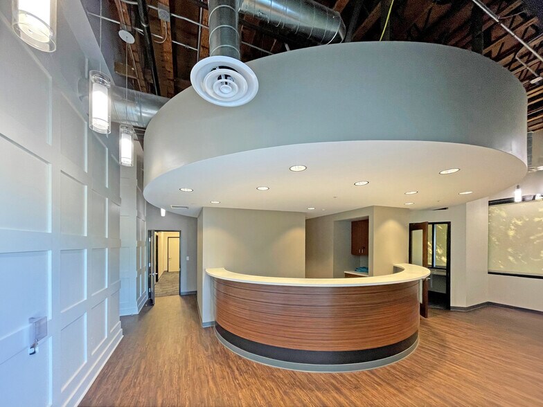 16800 Aston St, Irvine, CA à louer - Photo du bâtiment - Image 2 de 9
