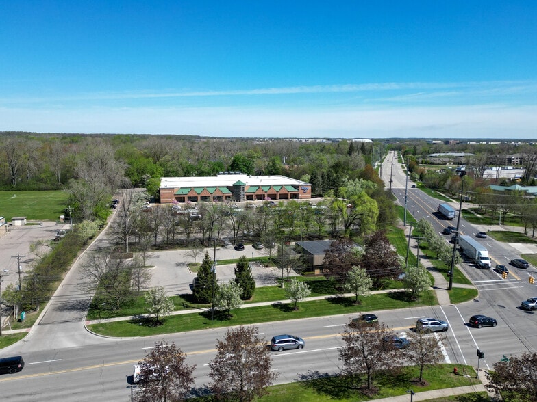 40020 Five Mile Rd, Plymouth, MI à louer - Photo du bâtiment - Image 3 de 6