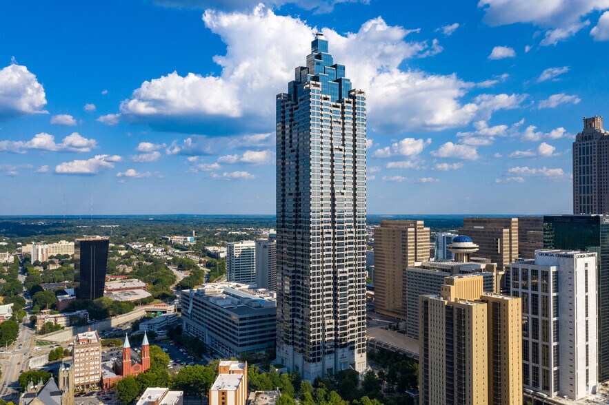 303 Peachtree St Ne, Atlanta, GA à louer - Photo du bâtiment - Image 2 de 7