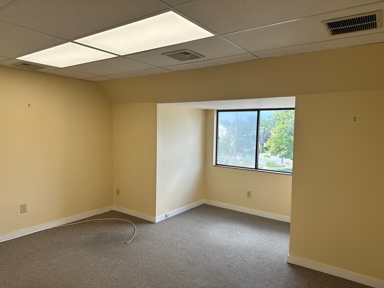 Putnam Offices, Norwalk, CT for lease - Interior Photo - Image 2 of 11