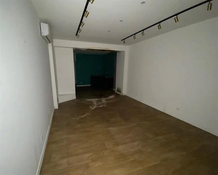 Retail in Paris for lease - Building Photo - Image 1 of 7