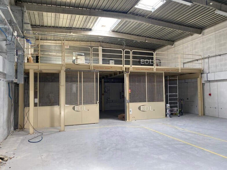 Industrial in Massy for lease - Building Photo - Image 1 of 5