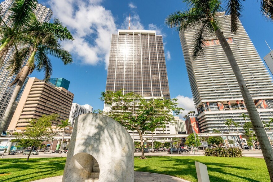 2 S Biscayne Blvd, Miami, FL à louer - Photo du bâtiment - Image 2 de 9