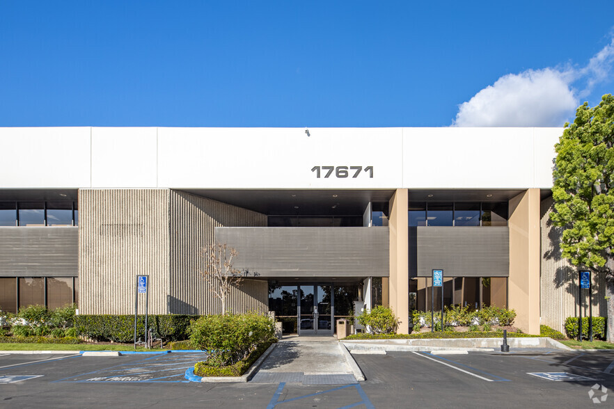 17661-17671 Cowan, Irvine, CA for lease - Building Photo - Image 3 of 25