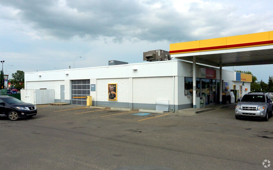 392 St Albert Trl, St. Albert, AB à louer - Photo du bâtiment - Image 2 de 8