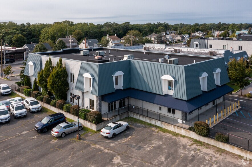 33 Medford Ave, Patchogue, NY à louer - Photo du bâtiment - Image 2 de 5