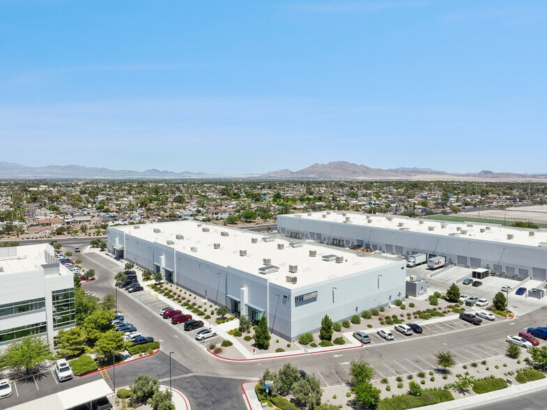 1945 E Russell Rd, Las Vegas, NV à louer - Photo du bâtiment - Image 2 de 6